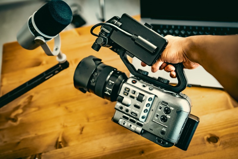 YouTube運営に時間がさけない企業が行うべき2つの対策